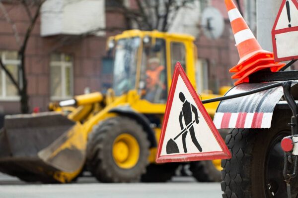 Roboty drogowe – lepiej przeprowadzać je w dzień czy w nocy?